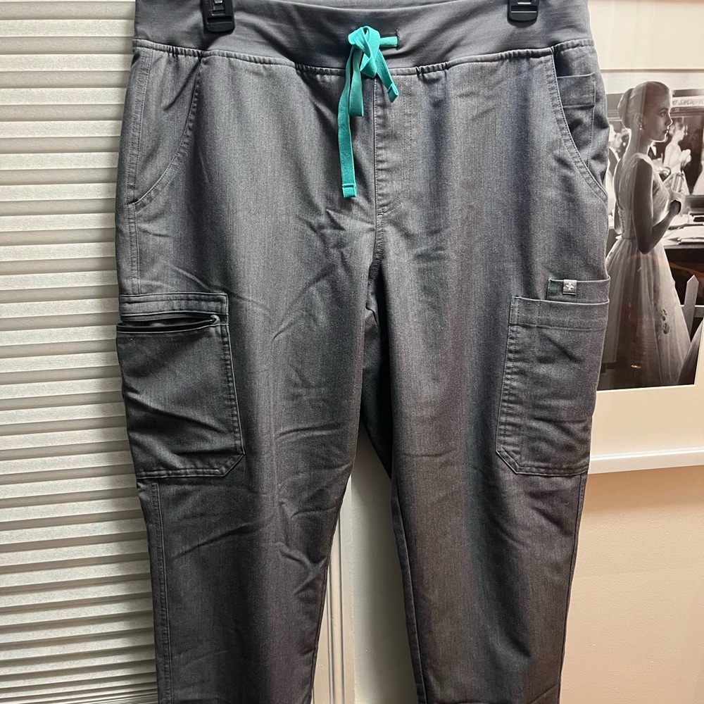 women's Graphite Yola™ - Skinny Scrub Pants 2.0 - L / Graphite
L
Graphite
